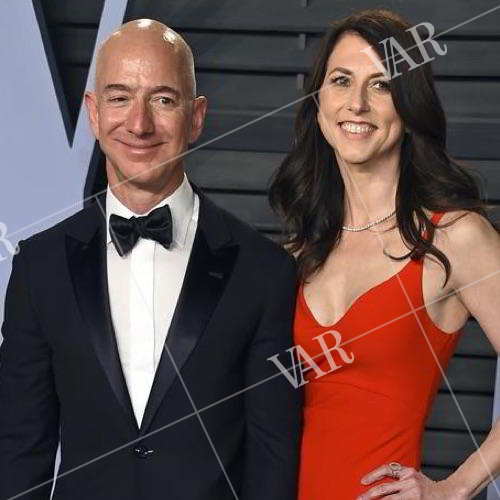 amazon ceo jeff bezos is dating former tv anchor lauren sanchez  both are in the middle of divorces